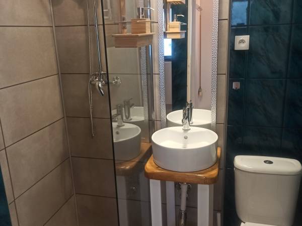 Apartament 5 osobowy, 2 pokojowy, z kominkiem typu "koza", z aneksem kuchennym i własnym ogródkiem. 