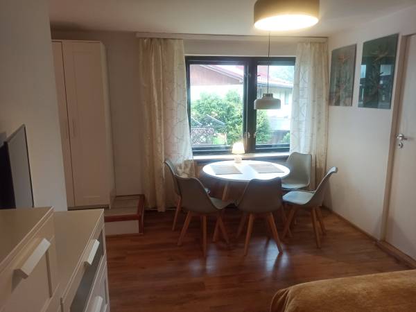 Apartament 5 osobowy, 2 pokojowy, z kominkiem typu "koza", z aneksem kuchennym i własnym ogródkiem. 