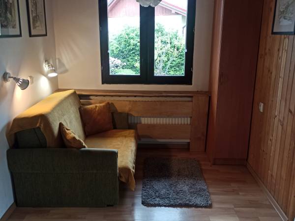 Apartament 5 osobowy, 2 pokojowy, z kominkiem typu "koza", z aneksem kuchennym i własnym ogródkiem. 