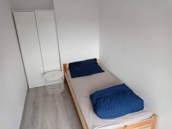 pokój jednoosobowy obok salonu mieszkanie nr 2