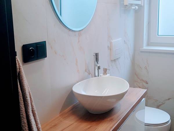 Łazienka z prysznicem i ubikacją