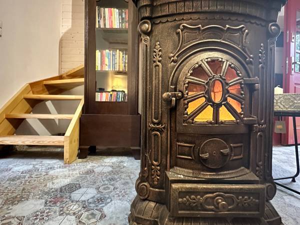 Czerwony Domek - kącik kominkowy