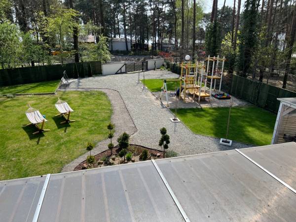 Widok z balkonu z apartamentów na piętrze