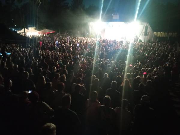 Widownia podczas koncertu (Dni Gminy Lubasz)