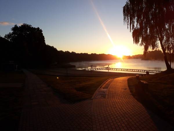 Plaża o wschodzie słońca