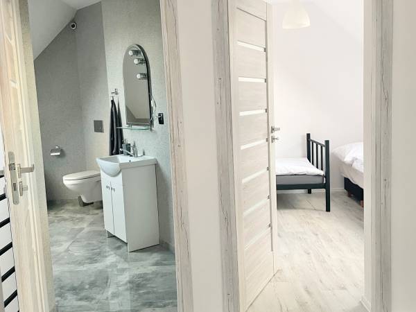 Łazienka i pokoje dom 10-osobowy