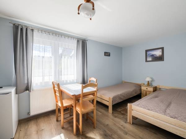 Pokój 3osob. na piętrze (okno wychodzące na podworko)