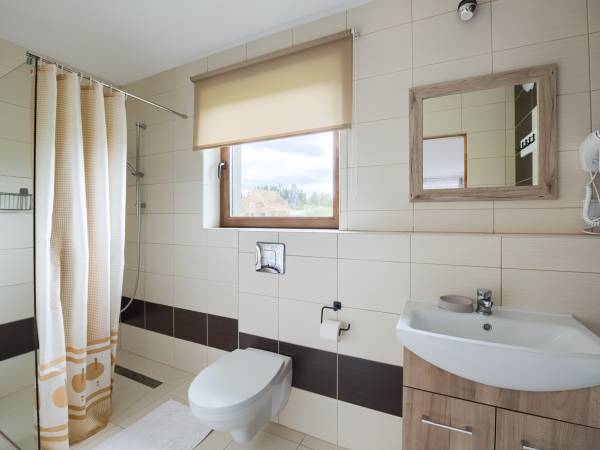 Łazienka w pokoju czteroosobowym