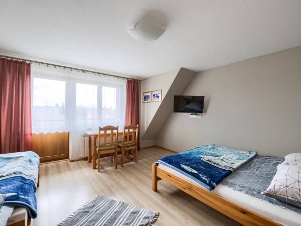 Pokój trzyosobowy w domu rodzinnym