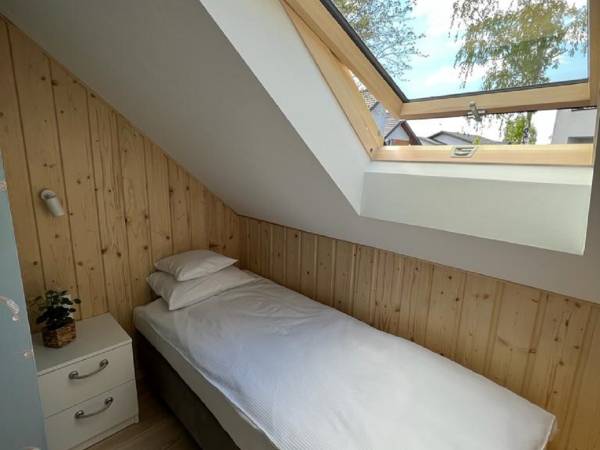 ŁÓŻKO POJEDYŃCZE W SYPIALNI 3-OS