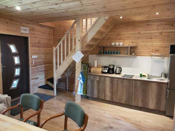 Salon z aneksema kuchennym