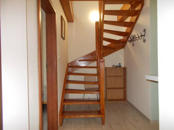 Apartament- schody na 1 piętro.