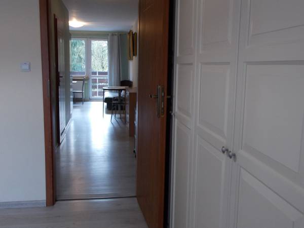 Apartament, widok z pokoju na 1 piętrze.