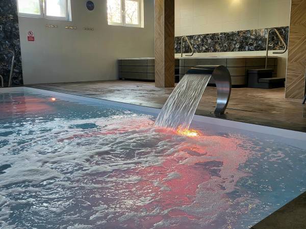 Basen rekreacyjny + jacuzzi