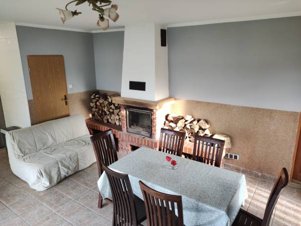 Sala kominkowa i kuchnia