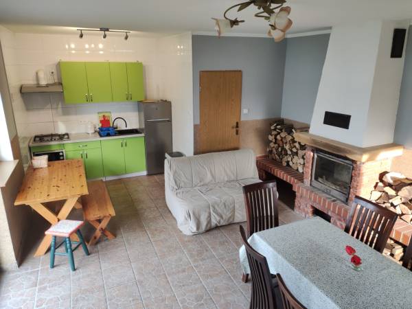 Sala kominkowa i kuchnia