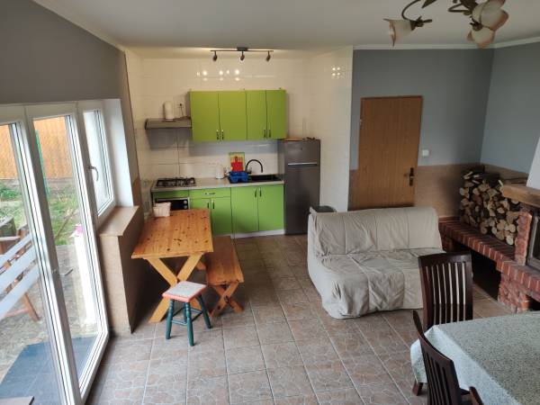 Sala kominkowa i kuchnia