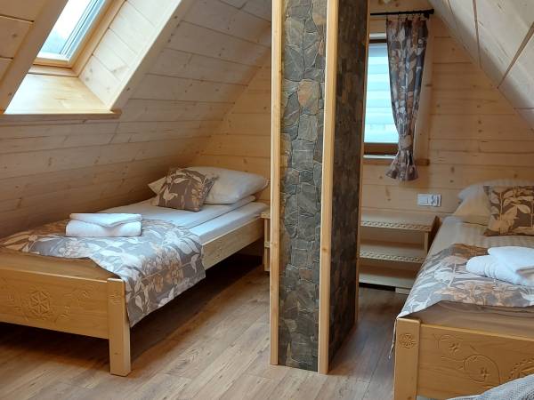 Sypialnia na poddaszu w domku 6-osobowym