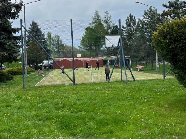 POD SKAMIENIAŁYM MIASTEM 