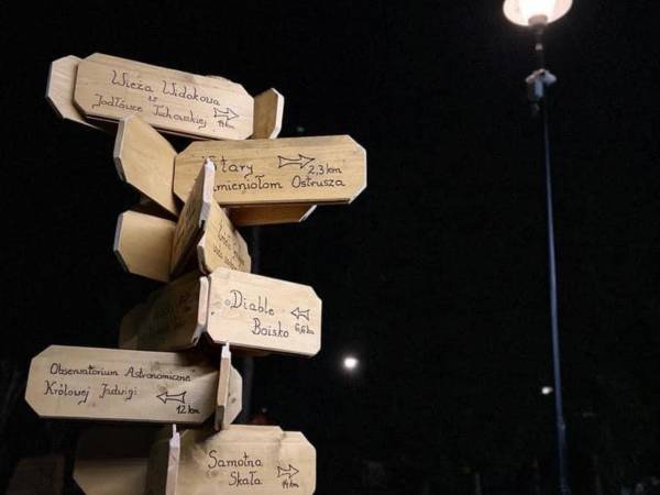 POD SKAMIENIAŁYM MIASTEM 