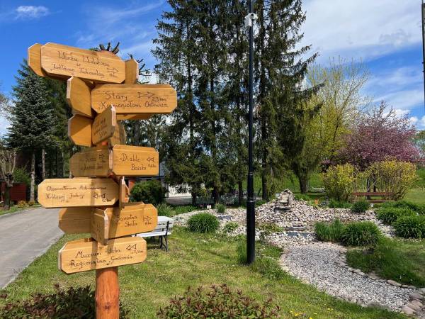 POD SKAMIENIAŁYM MIASTEM 