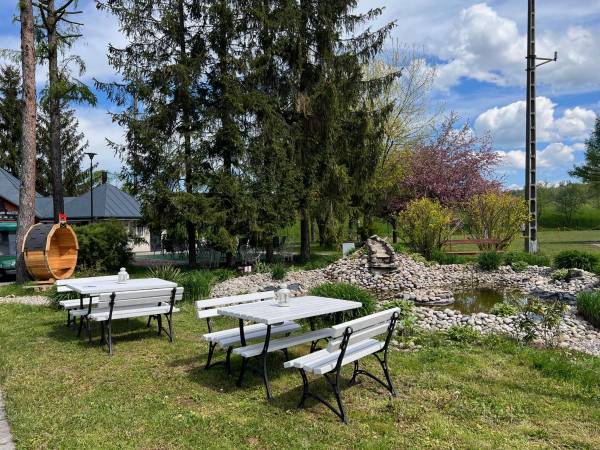 POD SKAMIENIAŁYM MIASTEM 