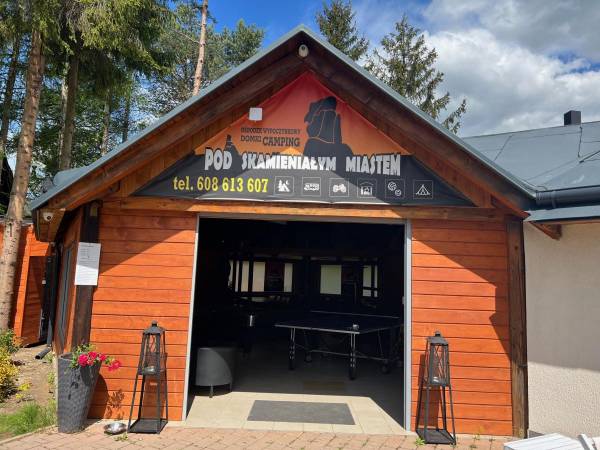 POD SKAMIENIAŁYM MIASTEM 