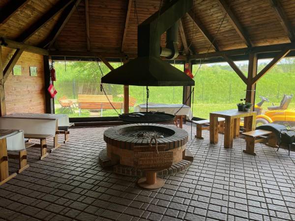 POD SKAMIENIAŁYM MIASTEM 