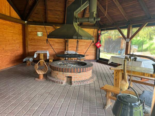 POD SKAMIENIAŁYM MIASTEM 