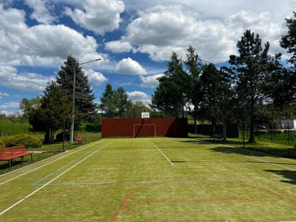 POD SKAMIENIAŁYM MIASTEM 