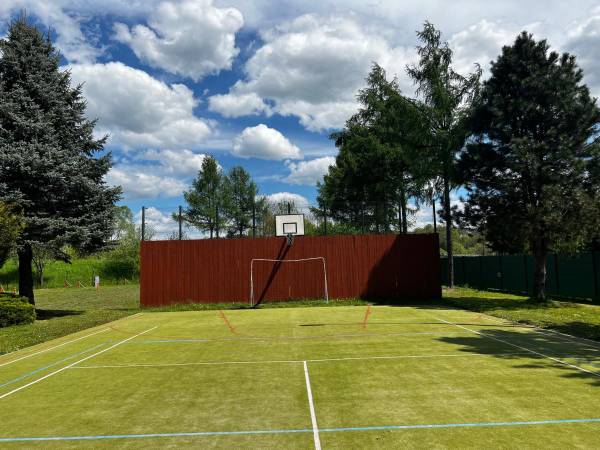 POD SKAMIENIAŁYM MIASTEM 