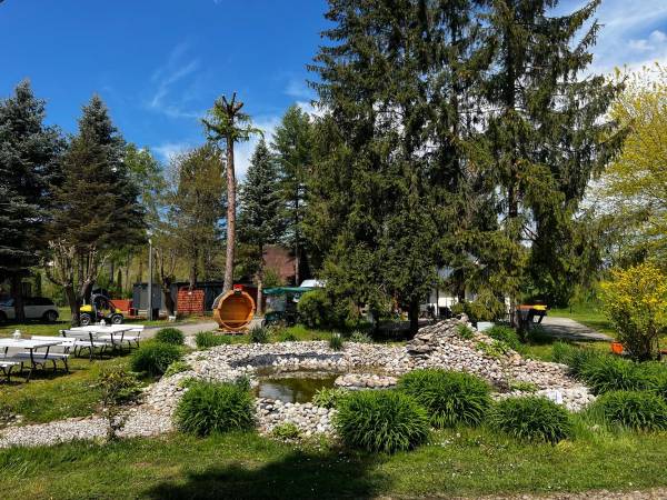 POD SKAMIENIAŁYM MIASTEM 