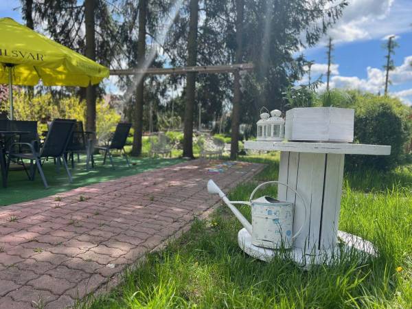 POD SKAMIENIAŁYM MIASTEM 