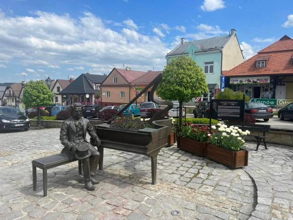 POD SKAMIENIAŁYM MIASTEM 