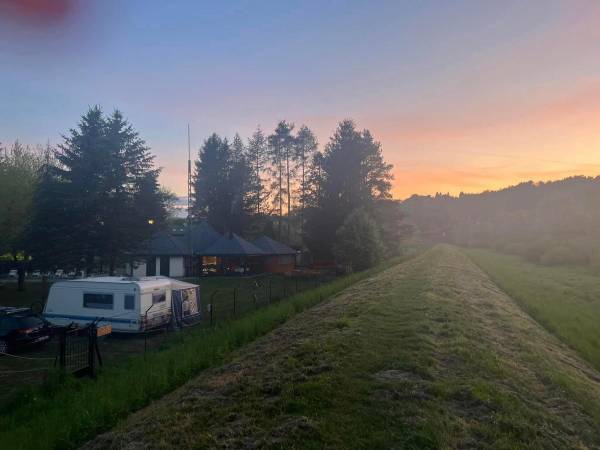 POD SKAMIENIAŁYM MIASTEM 