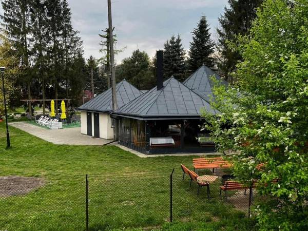 POD SKAMIENIAŁYM MIASTEM 