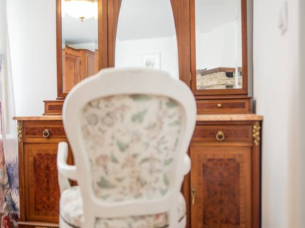 Dom ośmioosobowy (toaletka w sypialni na parterze w sypialni z łóżkiem podwójnym)