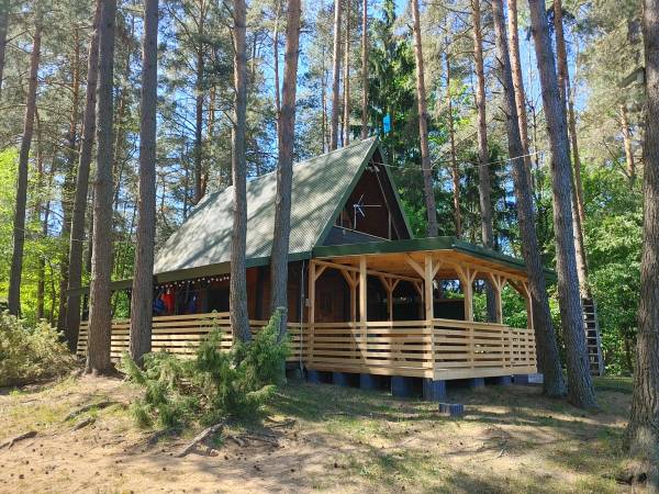 Większy domek widok od jeziora.