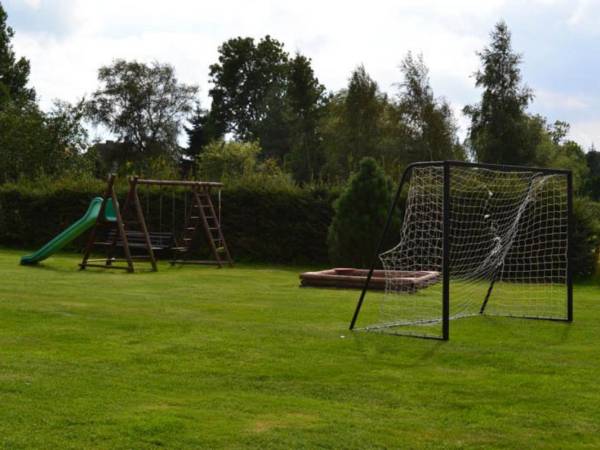 Plac zabaw i boisko