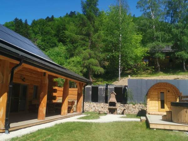 BRATNIA BYSTRE - Domy z bala z jacuzzi i sauna