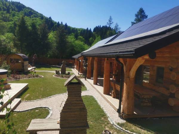 BRATNIA BYSTRE - Domy z bala z jacuzzi i sauna