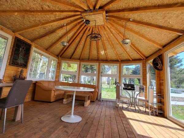 Oszklony domek gdy pada i wieje daje schronienie.