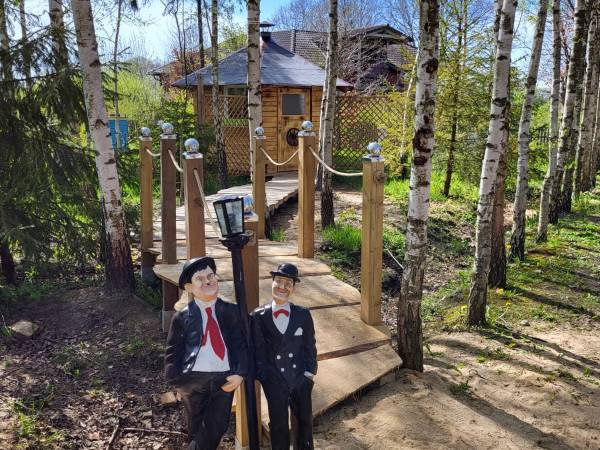 Domek z grilem w środku. 