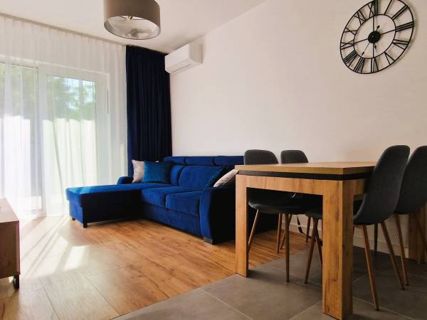 pokój dzienny z rozkładanym narożnikiem