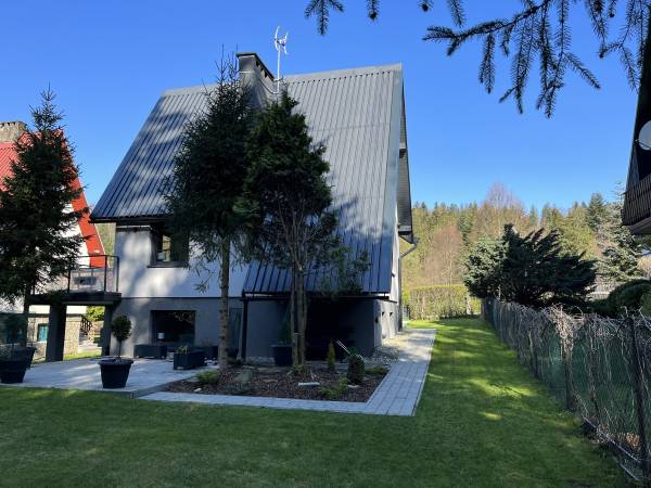 Urokliwy domek u podnóża Beskidów