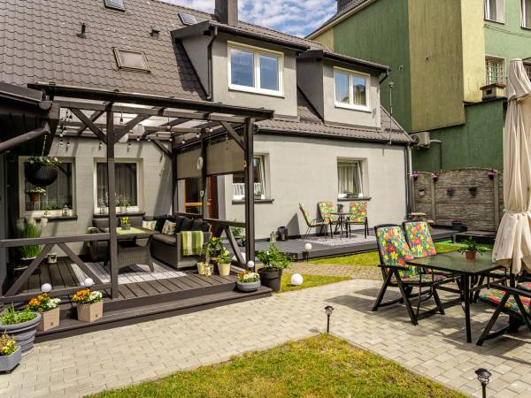 Widok na dom od strony ogrodu