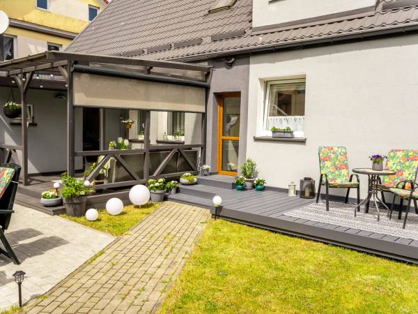 Widok na dom od strony ogrodu