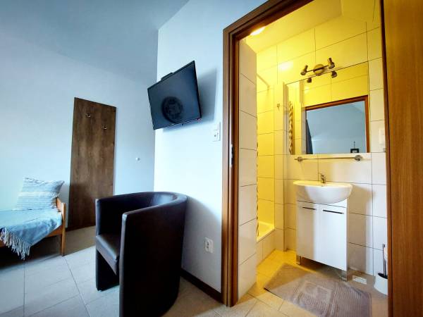 Pokój 2-, 3- osobowy z łazienką- łazienka