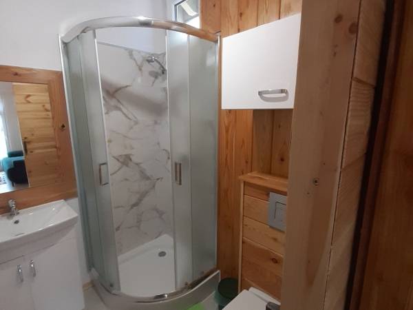 Łazienka w domku modrzewiowym 