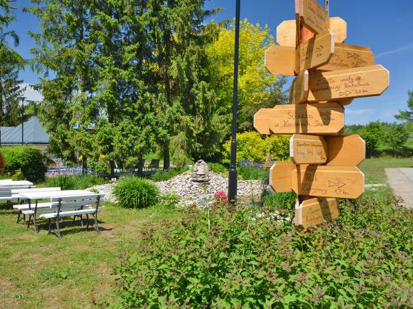 POD SKAMIENIAŁYM MIASTEM